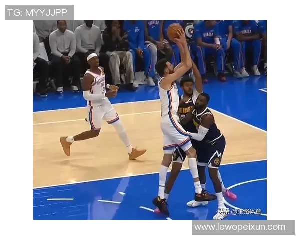 哈滕三分线外神奇击地传球出界令人惊叹引发热议竟似约基奇风采